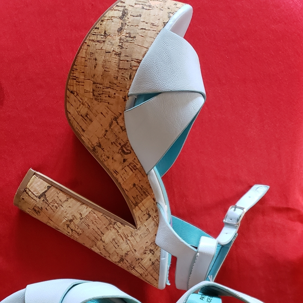 Beautiful blue open platform size 6.5 but fits 7.5